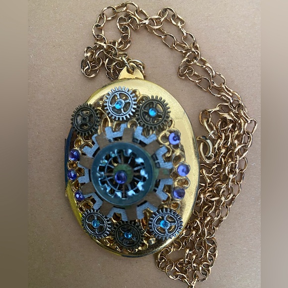 Beautiful gold toned design locket with chain - Picture 4 of 4